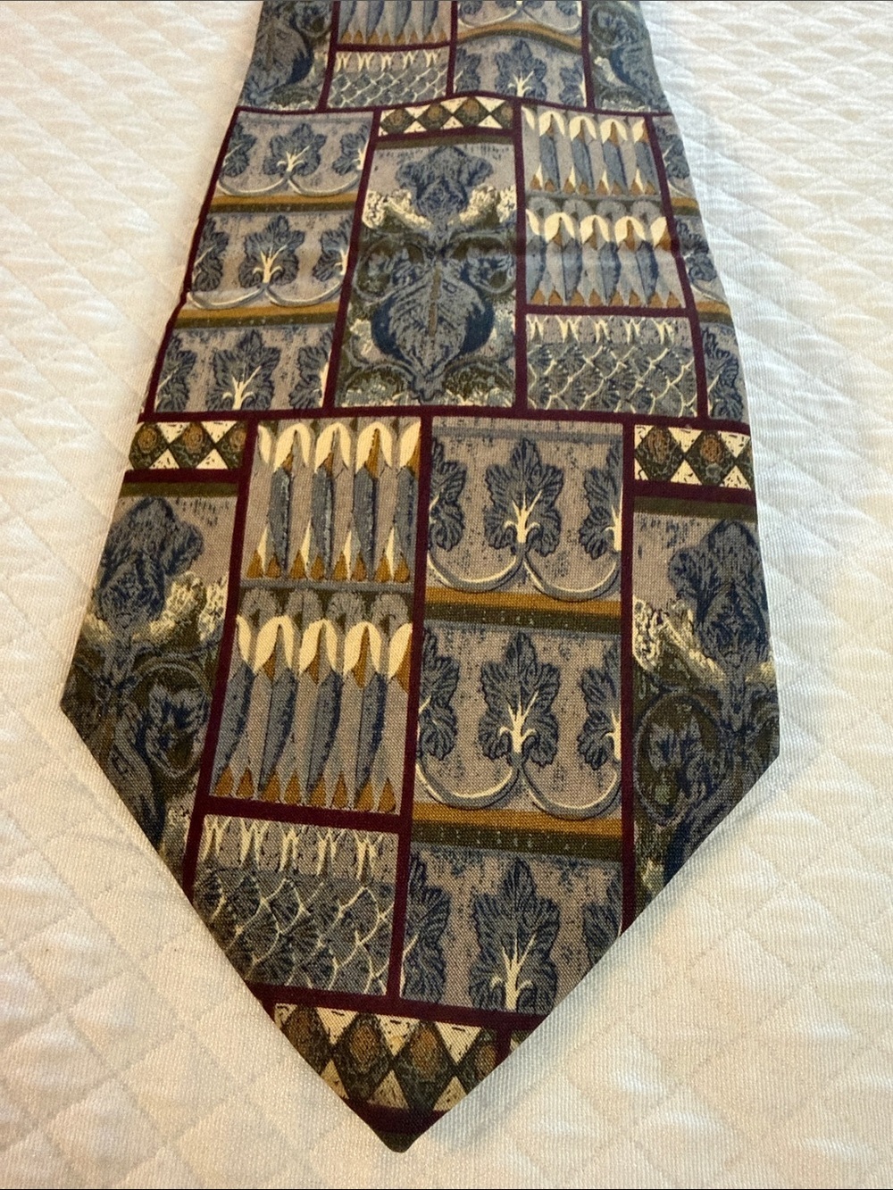 Bill Blass Vintage 100% silk tie in Art Nouveau/William Morris style